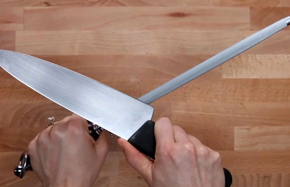 با این روش ساده چاقوها را مثل آب خوردن تیز کنید