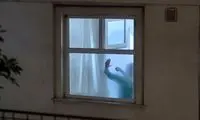 چسب روی شیشه خانه ایرانی‌ها هنوز حرف‌هایی برای گفتن دارد