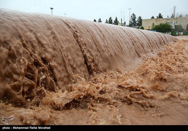 خیابان‌های سمنان غرق در آب شد!