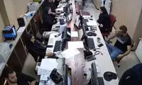 افتادن بامزه و خنده‌دار یک کارمند از روی صندلی