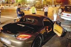 عکس یادگاری مردم با یک ماشین خارجی در خیابان!