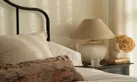 ۶ ترفند برای تزیین میزهای کنار تخت یا پاتختی