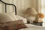 ۶ ترفند برای تزیین میزهای کنار تخت یا پاتختی
