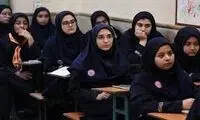 فیلم نجات یک دانش آموز از خفگی با اقدام به موقع معلم
