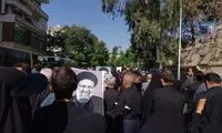 شعار یک توریست خارجی در مراسم تشییع رئیسی