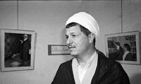 هاشمی رفسنجانی در لباس ارتش و در کنار نوه‌هایش