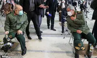 تصویر فرمانده کل سپاه بر سر مزار سردار سلیمانی