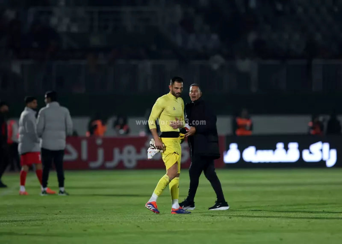 مربی پرسپولیس، پیراهن استقلال را یادگاری گرفت!