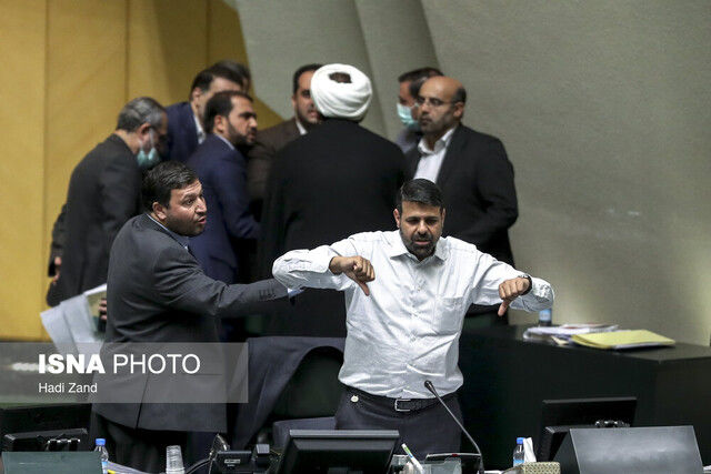 جنجال عکس نماینده تهران در صحن علنی مجلس