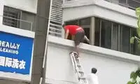 لحظه نجات معجزه آسای کودک گیر افتاده در آتش