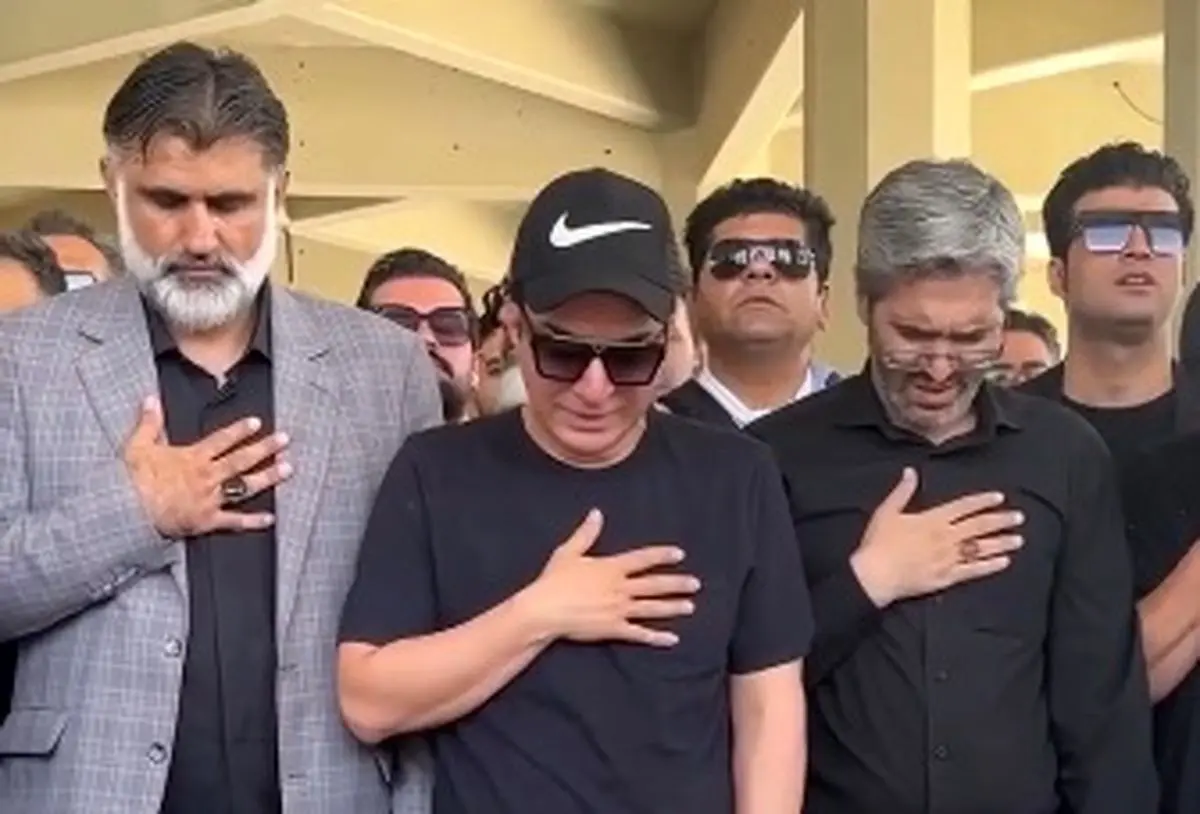 لحظه نماز خواندن داریوش فرضیایی بر پیکر مادرش