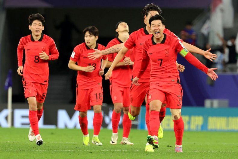 جشن صعود بازیکنان کره به همراه هوادارانشان