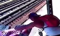 لحظه هولناک پرتاب یک زن به سمت ریل مترو