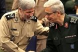 امیر حاتمی در حال نشانه‌گیری با مسلسل در کنار سپهبد باقری