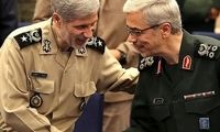 امیر حاتمی در حال نشانه‌گیری با مسلسل در کنار سپهبد باقری