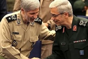 امیر حاتمی در حال نشانه‌گیری با مسلسل در کنار سپهبد باقری