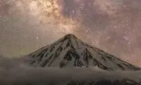 عکس خاصِ تقارن قله دماوند و کهکشان راه شیری
