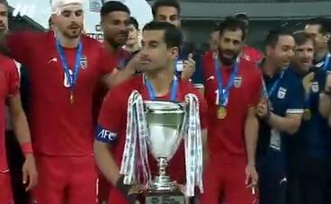 لحظه بالابردن جام قهرمانی توسط حاج‌ صفی