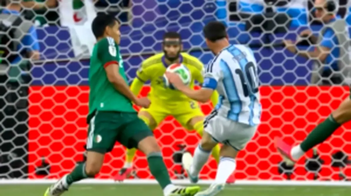 شلیک غیرقابل مهار لیونل مسی به دروازه الجزایر