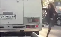 لحظه وحشتناک گیر کردن زن جوان بین در اتوبوس