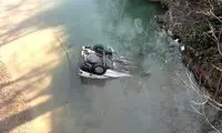 سقوط دو خودرو بر روی پشت‌بام یک خانه در چالوس!