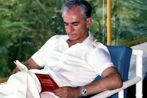 استایل محمدرضا پهلوی در حال ورود به سفارت ایران در لندن؛ سال ۱۳۳۸