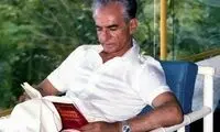 استایل محمدرضا پهلوی در حال ورود به سفارت ایران در لندن؛ سال ۱۳۳۸