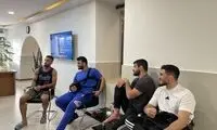عکس حسن یزدانی با دست مصدوم در اردوی تیم ملی
