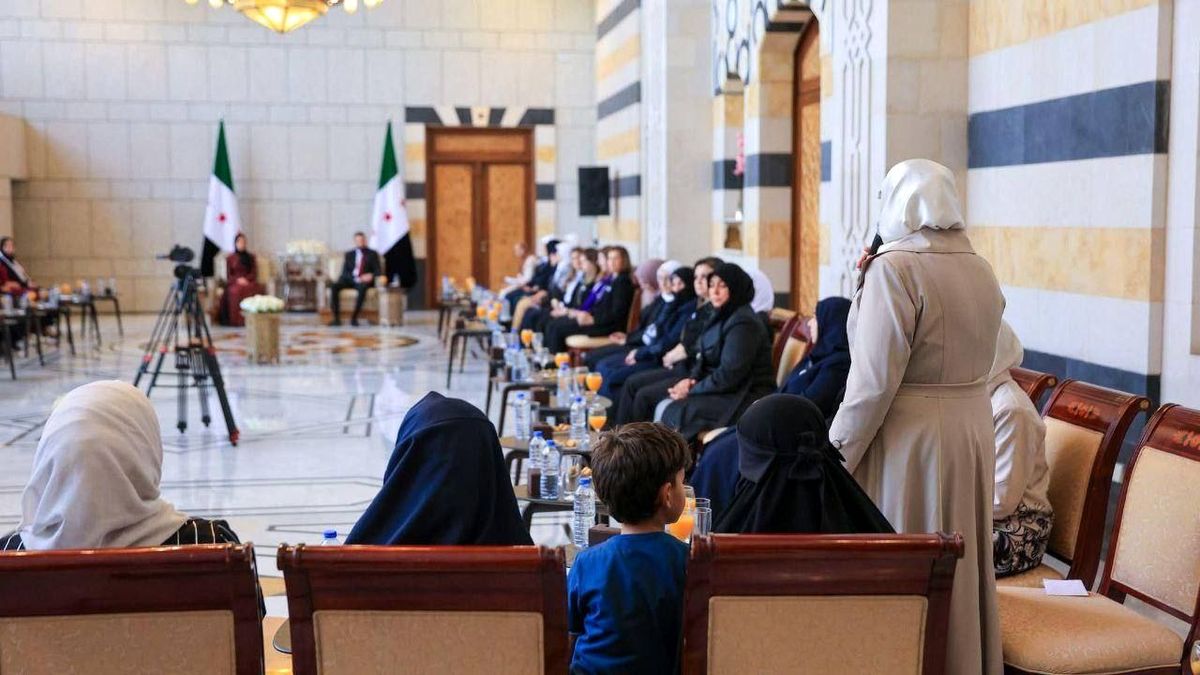   قاب متفاوت از جولانی و همسرش در یک مراسم 