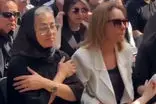 بی‌تابی همسر و دختر اکبر عبدی در مراسم تشییع