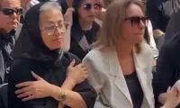 بی‌تابی همسر و دختر اکبر عبدی در مراسم تشییع