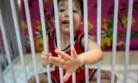 رفتار وحشیانه پرستار پرورشگاه با یک دختربچه