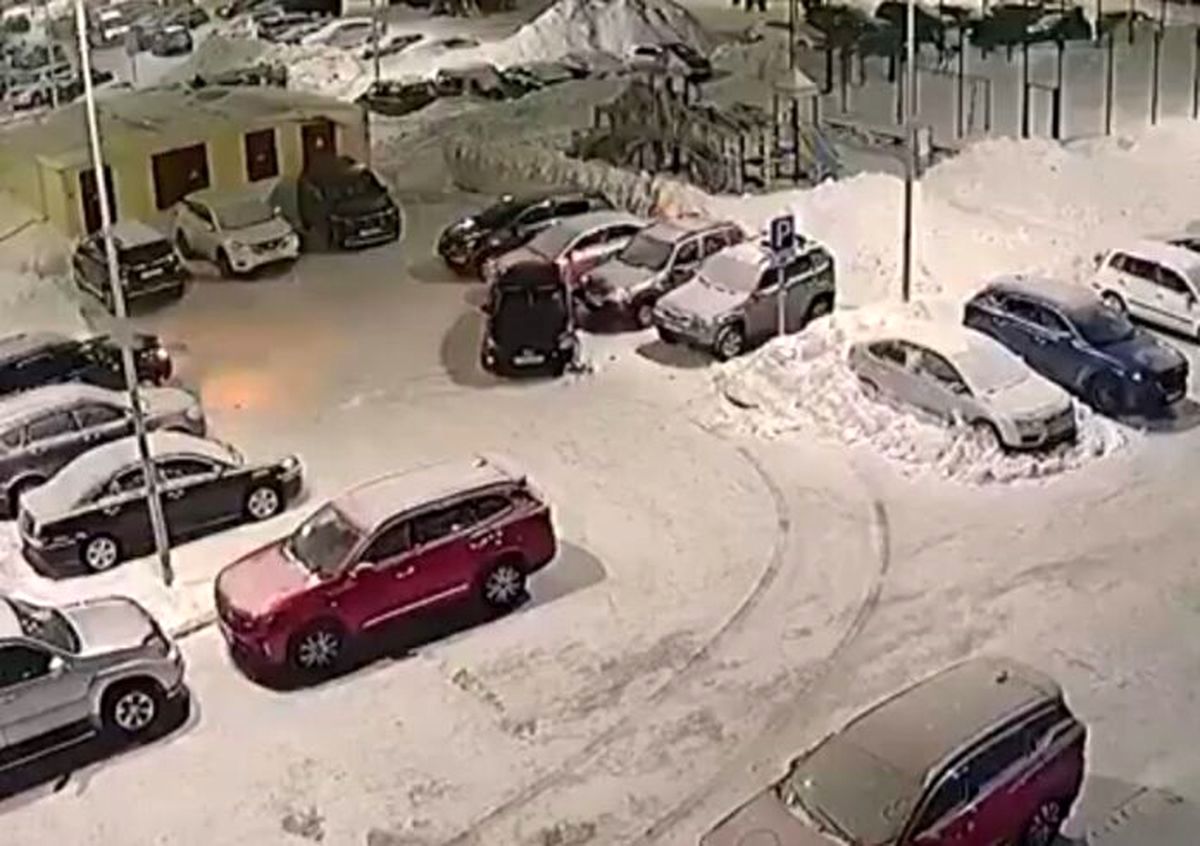 زن روس برای پارک کردن خودرو، 7 خودروی دیگر را تخریب کرد