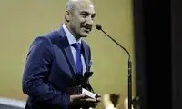 محسن تنابنده، جایزه به دست و با کراوات آبی