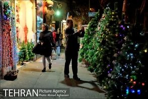 ویترین‌های کریسمسی خیابان میرزای شیرازی ناگهان قایم شدند!