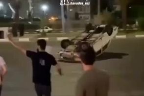 لحظه دستی کشیدن و چپ کردن یک خودروی پیکان 