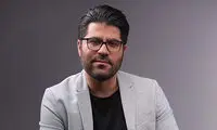 خواننده‌ای که مردانه کنار حامد همایون ایستاد