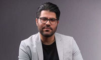 خواننده‌ای که مردانه کنار حامد همایون ایستاد