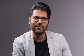 خواننده‌ای که مردانه کنار حامد همایون ایستاد
