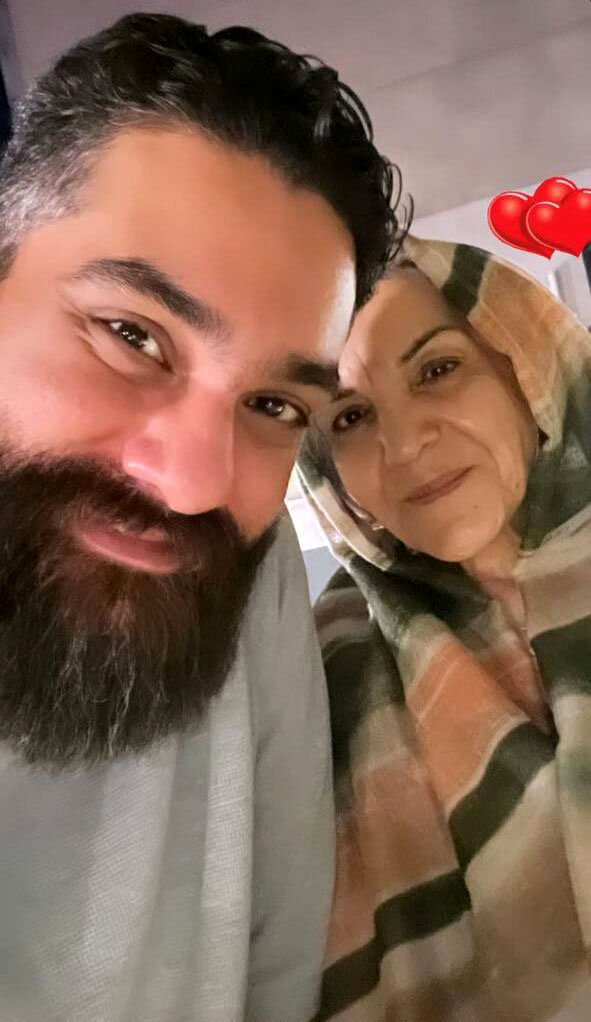 سلفی جدید علی زند وکیلی با مادرش با قلبی قرمز