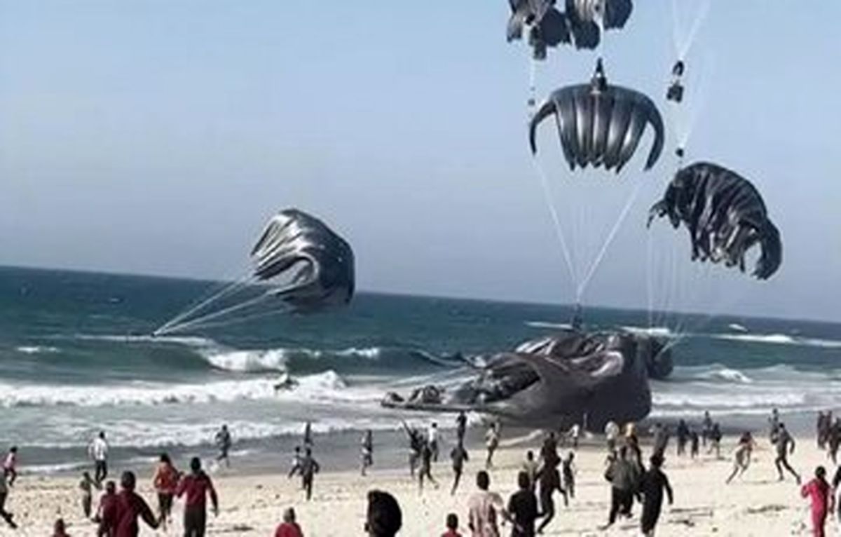 لحظه سقوط جعبه کمک‌های هوایی در نوار غزه
