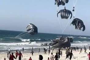 لحظه سقوط جعبه کمک‌های هوایی در نوار غزه 
