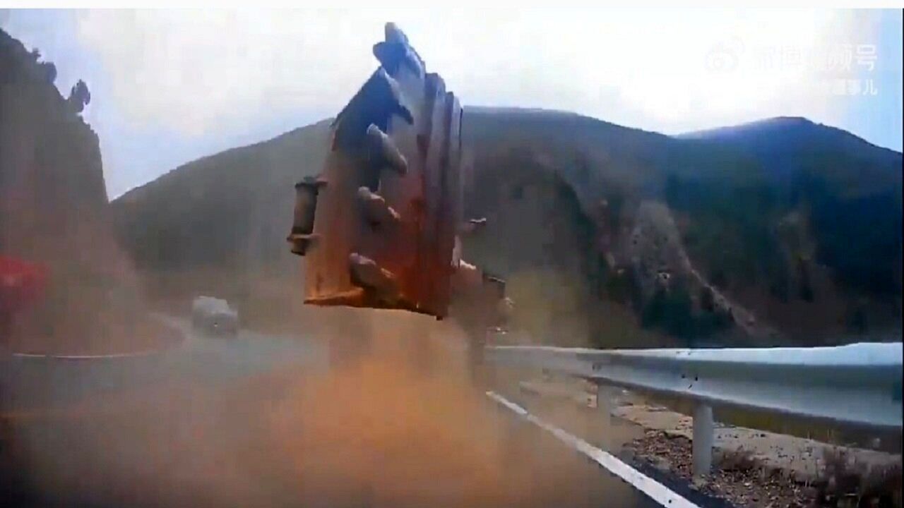 سقوط وحشتناک بیل مکانیکی از روی یک کامیون