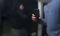 لحظه هولناک زورگیری از یک جوان مقابل در خانه!