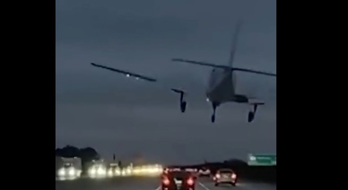 برخورد هواپیما با خودرو در اتوبان‌های آمریکا