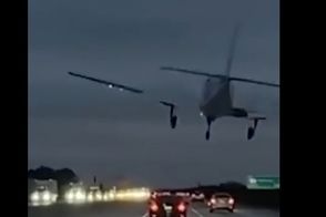 برخورد هواپیما با خودرو در اتوبان‌های آمریکا