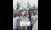 کبوتری که در بین الحرمین روی سر یکی از بزرگان قبیله نشست 