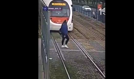 تصادف قطار با یک دختر بی‌احتیاط