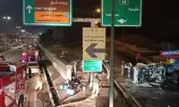 واژگونی کامیونت حامل ۱۵۰۰ لیتر بنزین در بزرگراه یاسینی تهران
