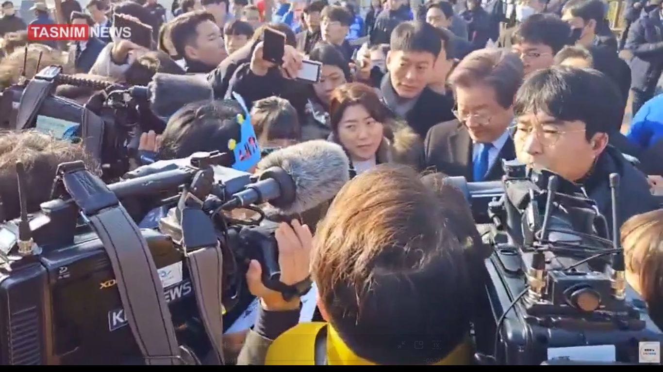 لحظه چاقوکشی علیه رهبر مخالفان دولت کره جنوبی